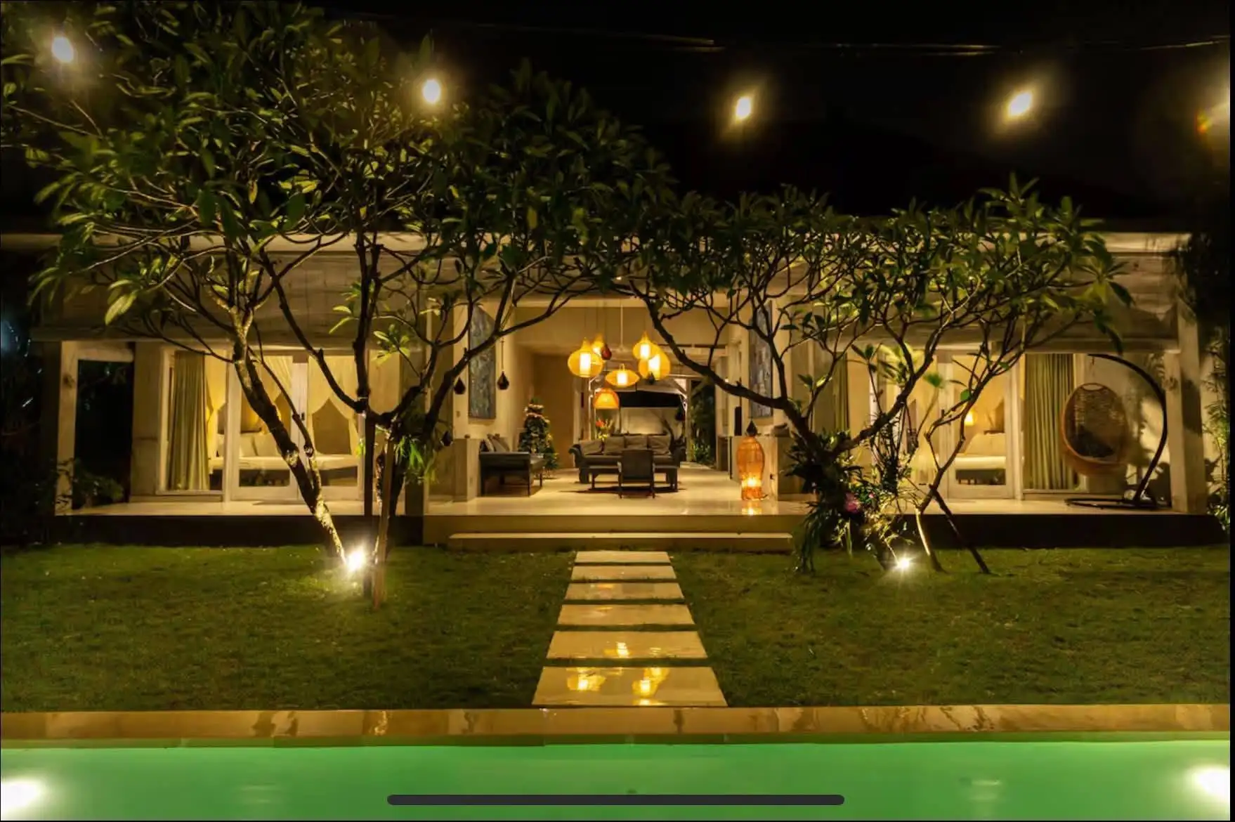 Batu Bolong Villa 01 | 3BR + 3 BTR